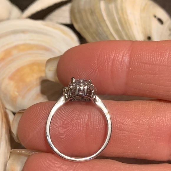 Oval white sapphire cluster ring - Picture 5 of 8